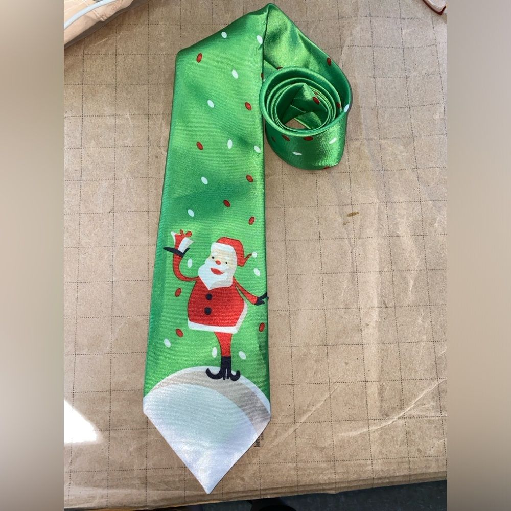 Musical Santa Clause Christmas House Jingle Bells Men’s Green Christmas Tie